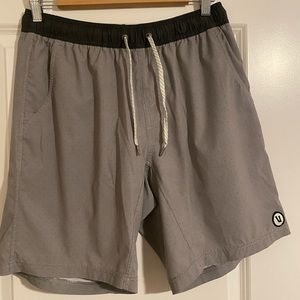 Men’s Vuori Kore Shorts Gray Size M Lined